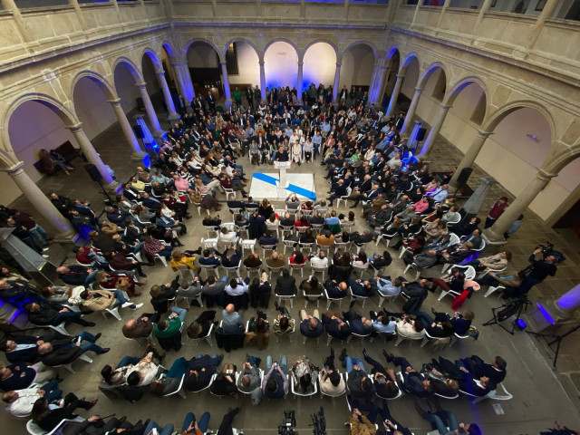 Acto de entrega de carnés del PP a nuevos afiliados con el presidente, Alberto Núñez Feijóo, en el centro.