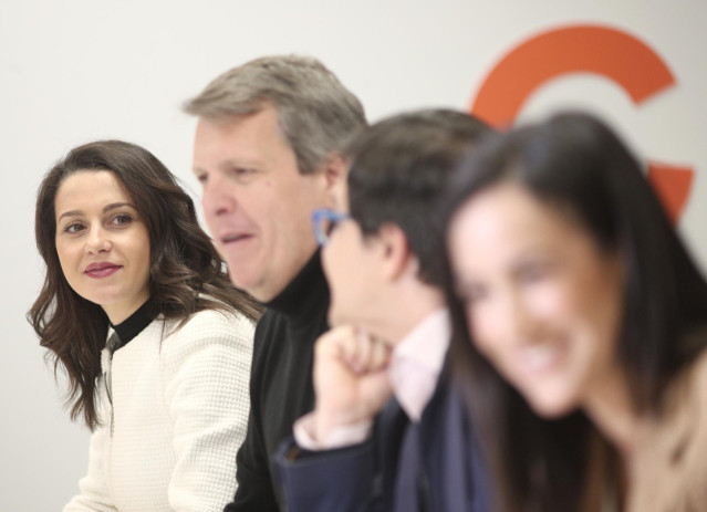 La portavoz de Ciudadanos en el Congreso, Inés Arrimadas (1i); y el secretario de Finanzas del partido y miembro del Comité Ejecutivo Nacional de Ciudadanos, Carlos Cuadrado (2i).