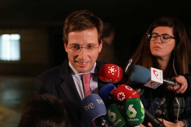 El alcalde de Madrid, José Luis Martínez Almeida, atiende a los medios de comunicación a su llegada a la celebración del 80º aniversario de la Agencia EFE en CaixaForum Madrid, en Madrid (España) a 5 de febrero de 2020.