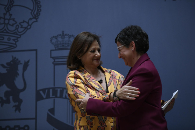 (I-D) La nueva secretaria de Estado de Asuntos Exteriores y para Iberoamérica y el Caribe, Cristina Gallach; y la ministra de Asuntos Exteriores, Unión Europea y Cooperación, Arancha González Laya, en la toma de posesión de los secretarios de Estado.