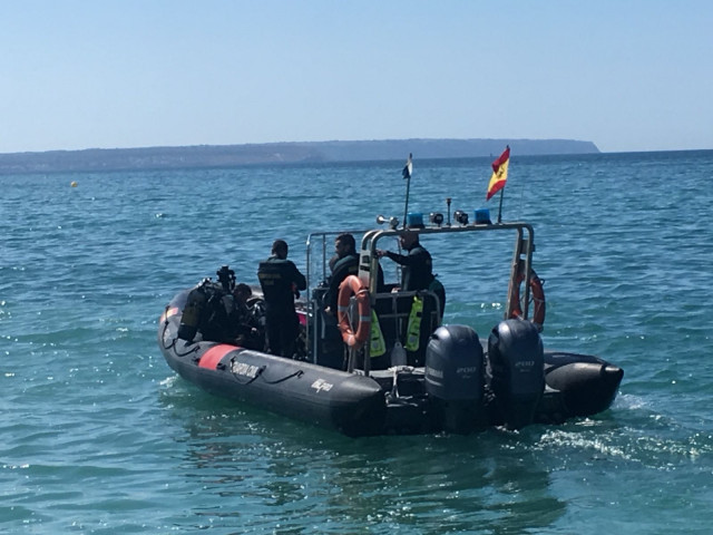 Una lancha con agentes del Grupo Especial de Actividades Subacuáticas (GEAS).