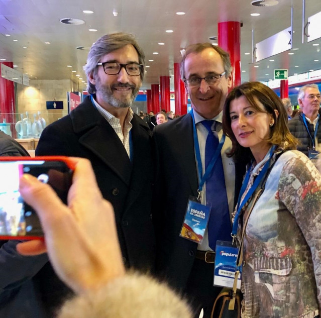 Alfonso Alonso, junto a Iñaki Oyarzábal y Laura Garrido