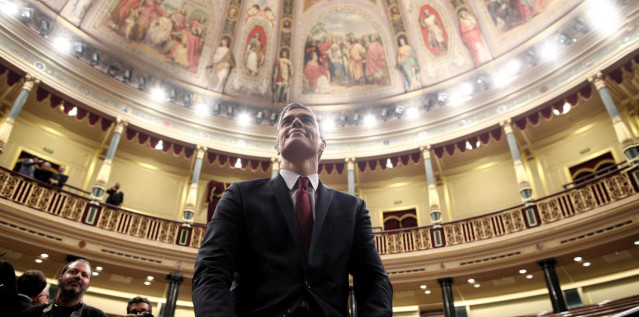El presidente del Gobierno, Pedro Sánchez, posa sonriente en el hemiciclo del Congreso de los Diputados, tras obtener una votación favorable a su investidura (de 167 a 165 y 18 abstenciones) y convertirse en el presidente electo de la XIV Legislatura