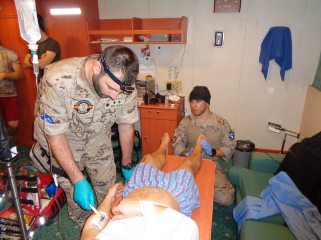 Militares españoles atienden al tripulante herido del buque de bandera alemana