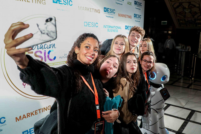 Más de mil jóvenes se han cita en el Teatro Lope de Vega de Madrid para asistir a la quinta edición de la 'Generación ESIC', una jornada de orientación universitaria dirigida a estudiantes de Bachillerato y Ciclos Formativos de Grado Superior.