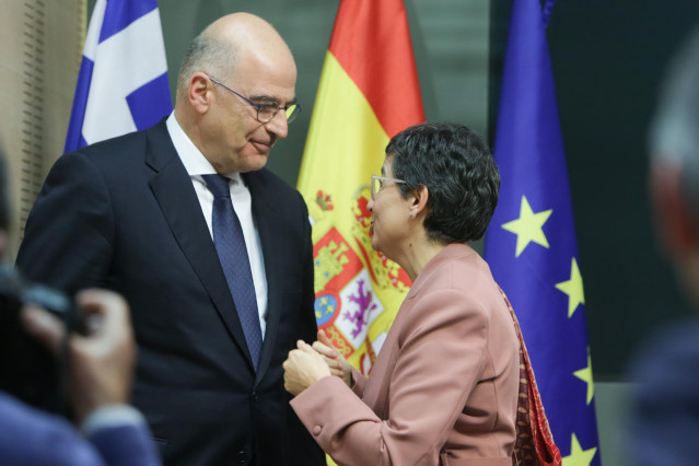 El ministro de Asuntos Exteriores de Grecia, Nikos Dendias; y la ministra de Asuntos Exteriores, Unión Europea y Cooperación de España, Arancha González Laya, hablan tras ofrecer una rueda de prensa después de mantener una reunión conjunta en Madrid.