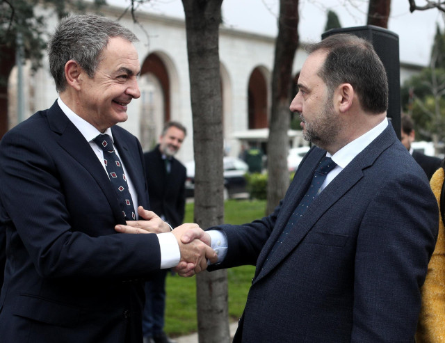 El expresidente del Gobierno, José Luis Rodríguez Zapatero (i)  y el secretario de Organización del PSOE y ministro de Transportes, Movilidad y Agenda Urbana, José Luis Ábalos (d) se saludan durante la inauguración del Memorial en homenaje a los españoles