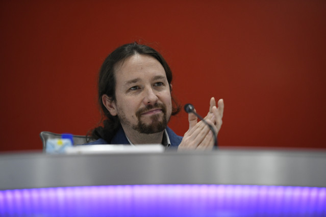 El vicepresidente segundo y ministro de Derechos Sociales y Agenda 2030, Pablo Iglesias aplaude durante la Asamblea General de la Plataforma del Tercer Sector, en la sede de la Fundación ONCE, en Madrid (España), a 4 de febrero de 2020.