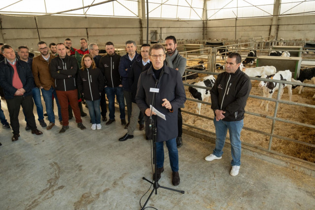 El presidente de la Xunta, Alberto Núñez Feijóo, en una visita a una granja en Mazaricos (A Coruña).