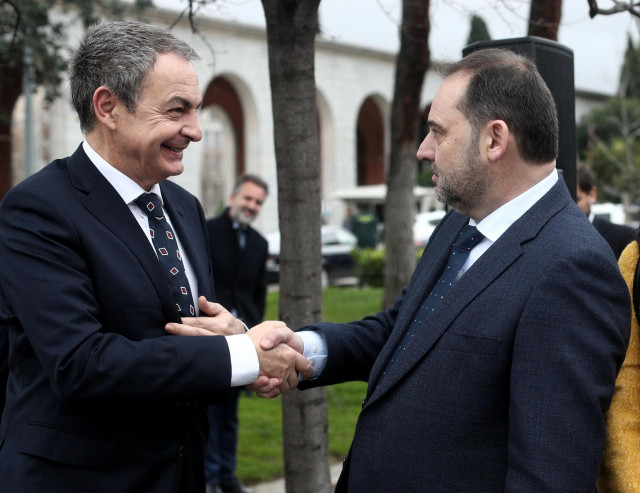 El expresidente del Gobierno, José Luis Rodríguez Zapatero (i)  y el secretario de Organización del PSOE y ministro de Transportes, Movilidad y Agenda Urbana, José Luis Ábalos (d) se saludan durante la inauguración del Memorial en homenaje a los españoles