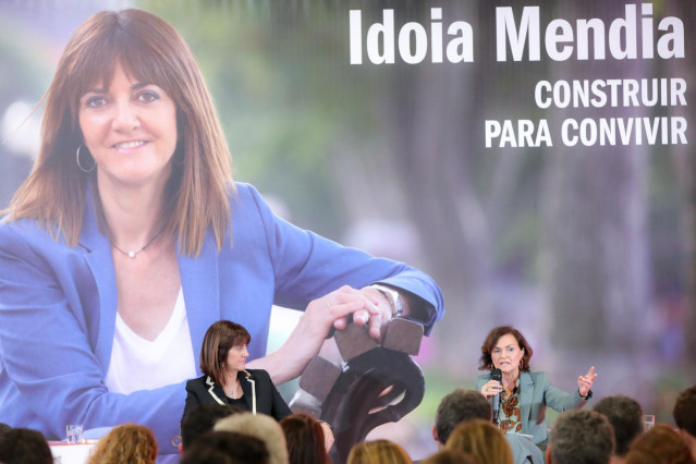 (I-D) La secretaria general del PSE-EE y candidata a lehendakari, Idoia Mendia; y la vicepresidenta primera del Gobierno, Carmen Calvo, durante la presentación del libro de Mendia 'Construir para convivir'