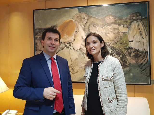 El secretario xeral del PSdeG, Gonzalo Caballero, con la ministra de Industria, Reyes Maroto