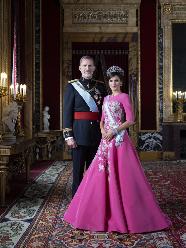 El Rey Felipe VI y la Reina Letizia renuevan sus retratos oficiales con fotografías de Estela de Castro
