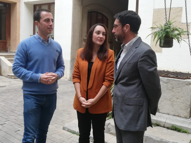 Los representantes de PP, Cs y PI en el Consell de Mallorca, Llorenç Galmés, Beatriz Camiña y Toni Amengual.