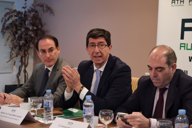 El vicepresidente de la Junta y consejero de Turismo, Regeneración, Justicia y Administración Local, Juan Marín, junto al presidente de la Confederación de Empresarios de Andalucía (CEA), Javier González de Lara, y el presidente de ATA, Lorenzo Amor.