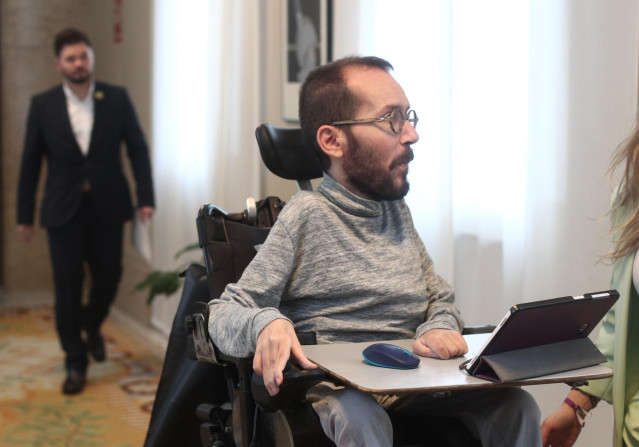 El portavoz de Unidas Podemos en el Congreso, Pablo Echenique, a su llegada a la Junta de Portavoces en el Congreso de los Diputados /Madrid (España), a 28 de enero de 2020.