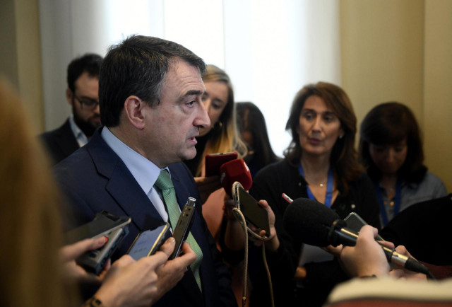 El portavoz del PNV en el Congreso, Aitor Esteban, atiende a los medios de comunicación tras la junta de Portavoces del Congreso de los Diputados, en Madrid (España), a 11 de febrero de 2020.