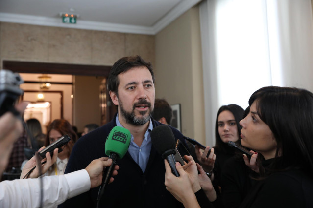 El portavoz adjunto de Podemos en el Congreso de los Diputados, Antonio Gómez-Reino Varela, atiende a los medios de comunicación tras la reunión de la Junta de Portavoces del Congreso de los Diputados, en Madrid (España) a 4 de febrero de 2020.