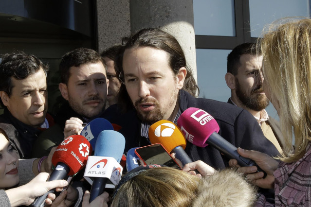 Pablo Iglesias, vicepresidente segundo y ministro de Derechos Sociales y Agenda 2030, asiste a la capilla ardiente de José Luis Cuerda en el Tanatorio La Paz en Tres Cantos, a 5 de febrero de 2020.