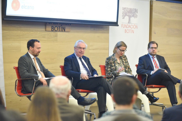 De izquierda a derecha, Federico Steinberg, Charles Powell, Iliana Olivié e Ignacio Molina en el debate 