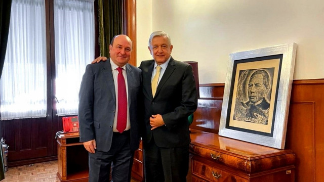 El presidente del EBB, Andoni Ortuzar, junto al presidente de México, Manuel López Obrador, que le ha recibido en el Palacio Nacional