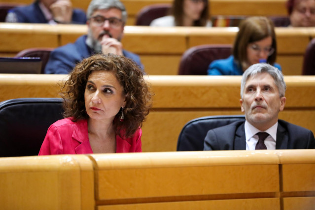 La ministra de Hacienda, María Jesús Montero, y el ministro de Interior, Fernando Grande-Marlaska, en el Senado.