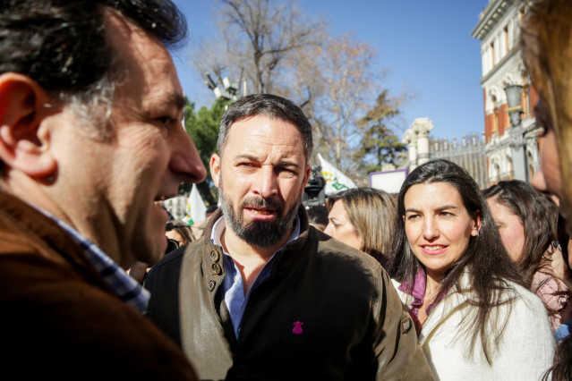 El presidente de VOX, Santiago Abascal (centro) y la portavoz de VOX en la Asamblea de Madrid, Rocío Monasterio (dech).