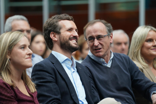 (I-D) El presidente del PP y candidato del partido para el 10N, Pablo Casado, y el presidente del PP vasco, Alfonso Alonso, asisten a un acto electoral del Partido Popular en Vitoria (Euskadi/España) a 1 de noviembre de 2019.
