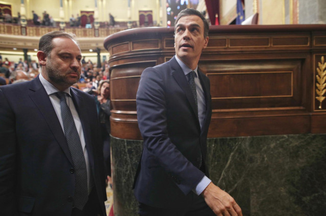 El ministro de Fomento en funciones, José Luis Ábalos (izq) y el presidente del Gobierno en funciones, Pedro Sánchez (dech), abandonan el hemiciclo del Congreso