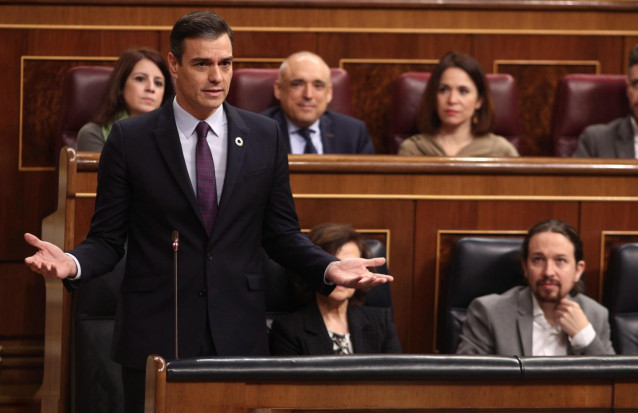 El presidente del Gobierno, Pedro Sánchez, responde a la pregunta del presidente del PP, Pablo Casado, durante su turno de réplica en una sesión plenaria en el Congreso de los Diputados, Madrid (España), a 12 de febrero de 2020.