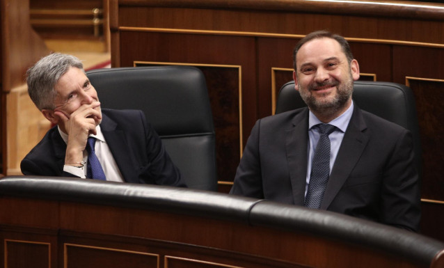 El ministro de Transporte, Movilidad y Agenda Urbana, José Luis Ábalos (dech) y el ministro del Interior, Fernando Grande-Marlaska (izq), durante la sesión de control al Gobierno en el Congreso.