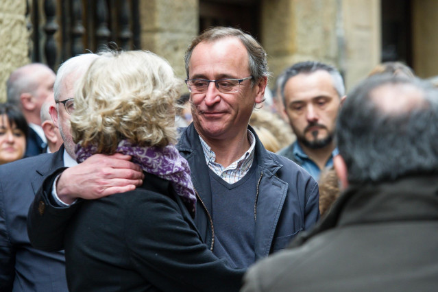 El presidente del PP vasco, Alfonso Alonso, y la viuda de Gregorio Ordóñez y presidenta de la 'Fundación Gregorio Ordóñez Fenollar', Ana Iribar, en el acto en San Sebastián