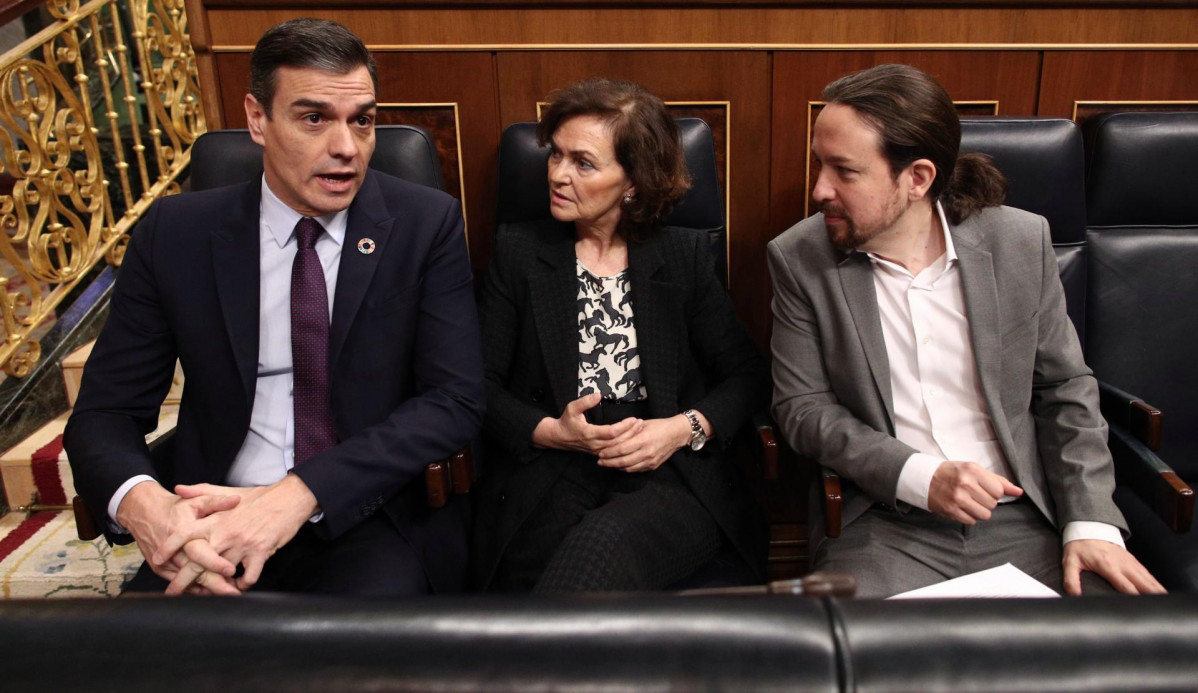 (I-D) El presidente del Gobierno, Pedro Sánchez; la vicepresidenta primera del Gobierno, Carmen Calvo; y el vicepresidente segundo y ministro de Derechos Sociales y Agenda 2030, Pablo Iglesias, duran