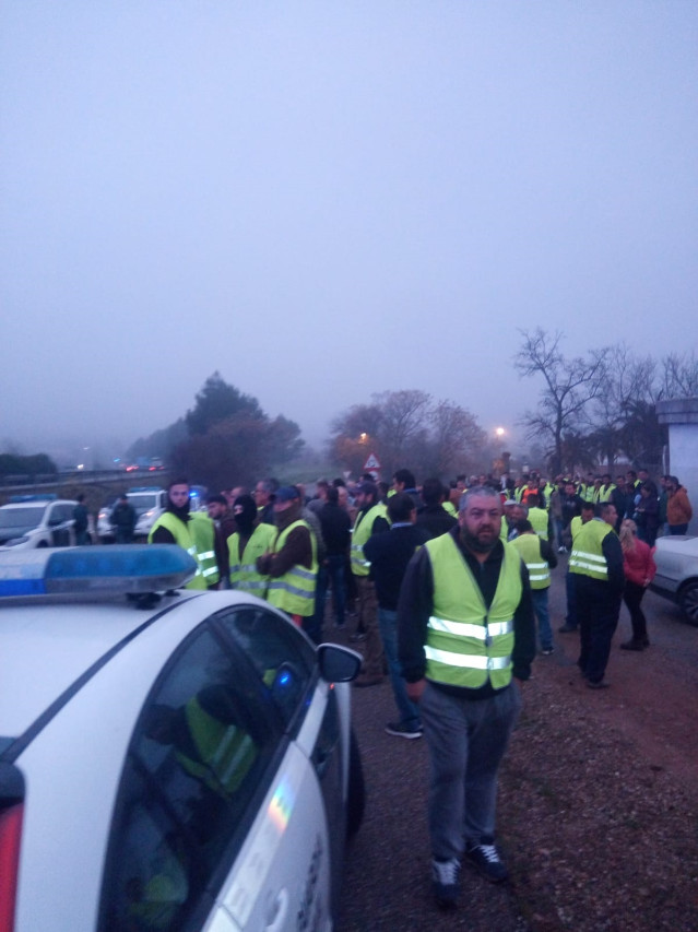Imagen de los concentrados que han cortado el tráfico durante dos horas en la A4, a la altura de Montoro (Córdoba), junto a vehículos de la Guardia Civil.
