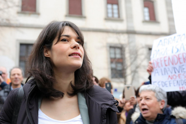 La portavoz de Unidas Podemos en la Asamblea de Madrid, Isa Serra, recibe el apoyo de diferentes concentrados, a su llegada al Tribunal Superior de Justicia de Madrid, donde declara en un juicio por participar en una protesta contra un desahucio en 2014.