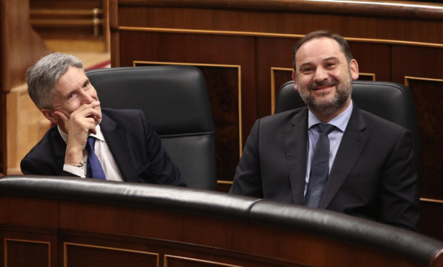 El ministro de Transporte, Movilidad y Agenda Urbana, José Luis Ábalos (dech) y el ministro del Interior, Fernando Grande-Marlaska (izq), durante una sesión plenaria en el Congreso de los Diputados, en Madrid (España), a 12 de febrero de 2020.