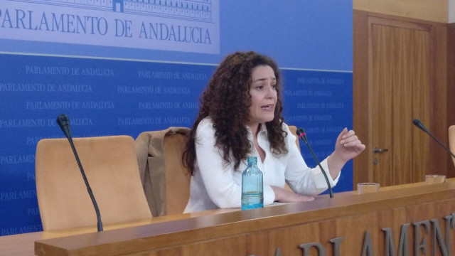 La portavoz parlamentaria de Adelante Andalucía, Inmaculada Nieto, en rueda de prensa.