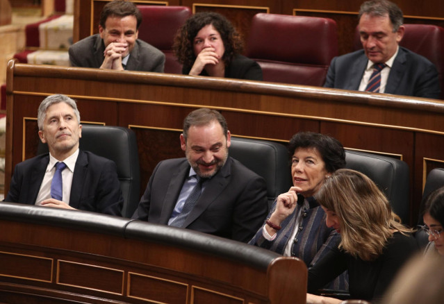 El ministro de Transportes, José Luis Ábalos, junto a otros miembros del Gobierno en el hemiciclo del Congreso