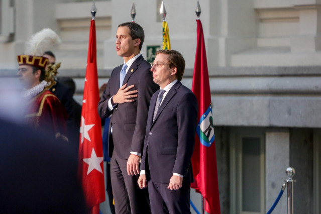 El alcalde de Madrid, José Luis Martínez-Almeida (der) recibe a Juan Guaidó (izq) antes de la ceremonia de la entrega de la Llave de Oro de Madrid, en Madrid a 25 de enero de 2020