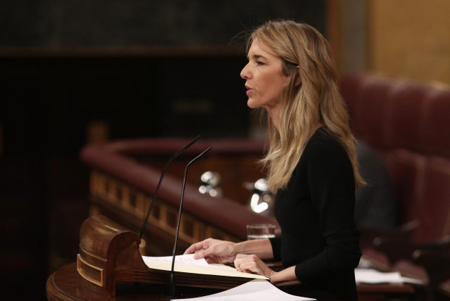 La portavoz del PP en el Congreso, Cayetana Álvarez de Toledo, interviene en la primera sesión de control al Gobierno en la XIV Legislatura,  en el Congreso de los Diputados, Madrid (España), a 12 de febrero de 2020.