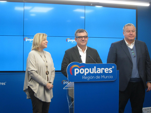 El senador del PP, Juan María Vázquez, en el centro, acompañado por los también senadores 'populares' Violante Tomás y Francisco Bernabé