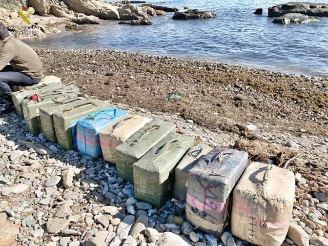 Fardos de hachís incautados en una operación contra el narcotráfico en la provincia de Cádiz