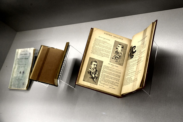 Varios libros de Benito Pérez Galdós  en la exposición 'Benito Pérez Galdós. La verdad humana' en la Biblioteca Nacional.
