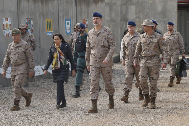 El Rey y la ministra de Defensa, Margarita Robles, en una visita a las tropas desplegadas en Irak el pasado año