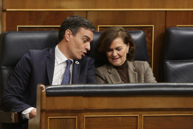 El presidente del Gobierno Pedro Sánchez y la vicepresidenta del Gobierno Carmen Calvo hablan durante la sesión Plenaria en el Congreso de los Diputados el 11 de febrero de 2020.