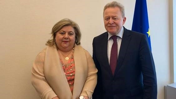 La eurodiputada del PSOE Clara Aguilera se reúne con el comisario europeo de Agricultura, Janusc Wojciechowski.