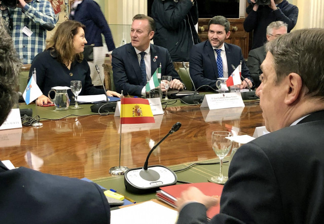 El consejero de Medio Rural de Cantabria, Guillermo Blanco, en la reunión con el ministro Luis Planas