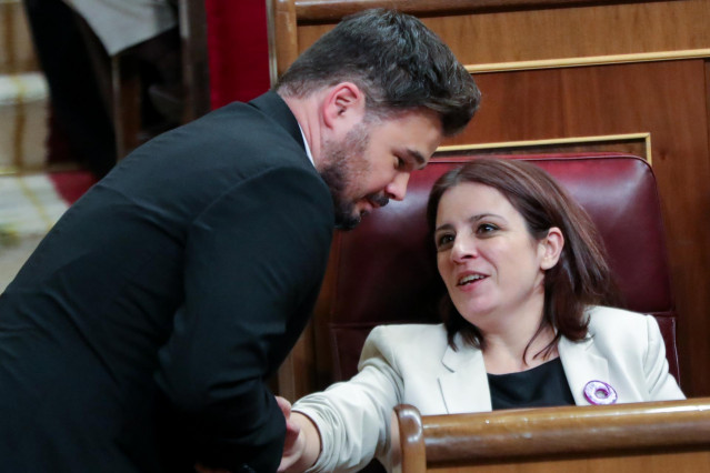 El portavoz de ERC en el Congreso de los Diputados, Gabriel Rufián, charlando con la socialista Adriana Lastra