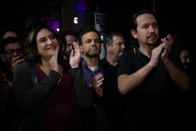 El Secretario General de Unidas Podemos, Pablo Iglesias (1d), junto a la alcaldesa de Barcelona, Ada Colau (1i) y al candidato al congreso por Barcelona, Jaume Asens (2i), durante el acto central de los comuns en Barcelona (España), a miércoles 6 de novie