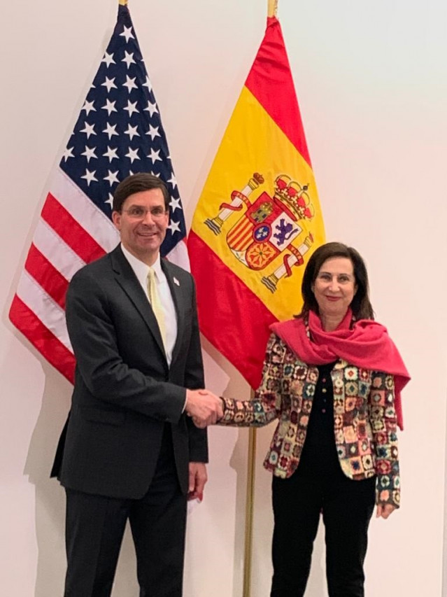 La ministra de Defensa, Margarita Robles, ha mantenido hoy en Bruselas un encuentro bilateral con su homólogo estadounidense, Mark Esper